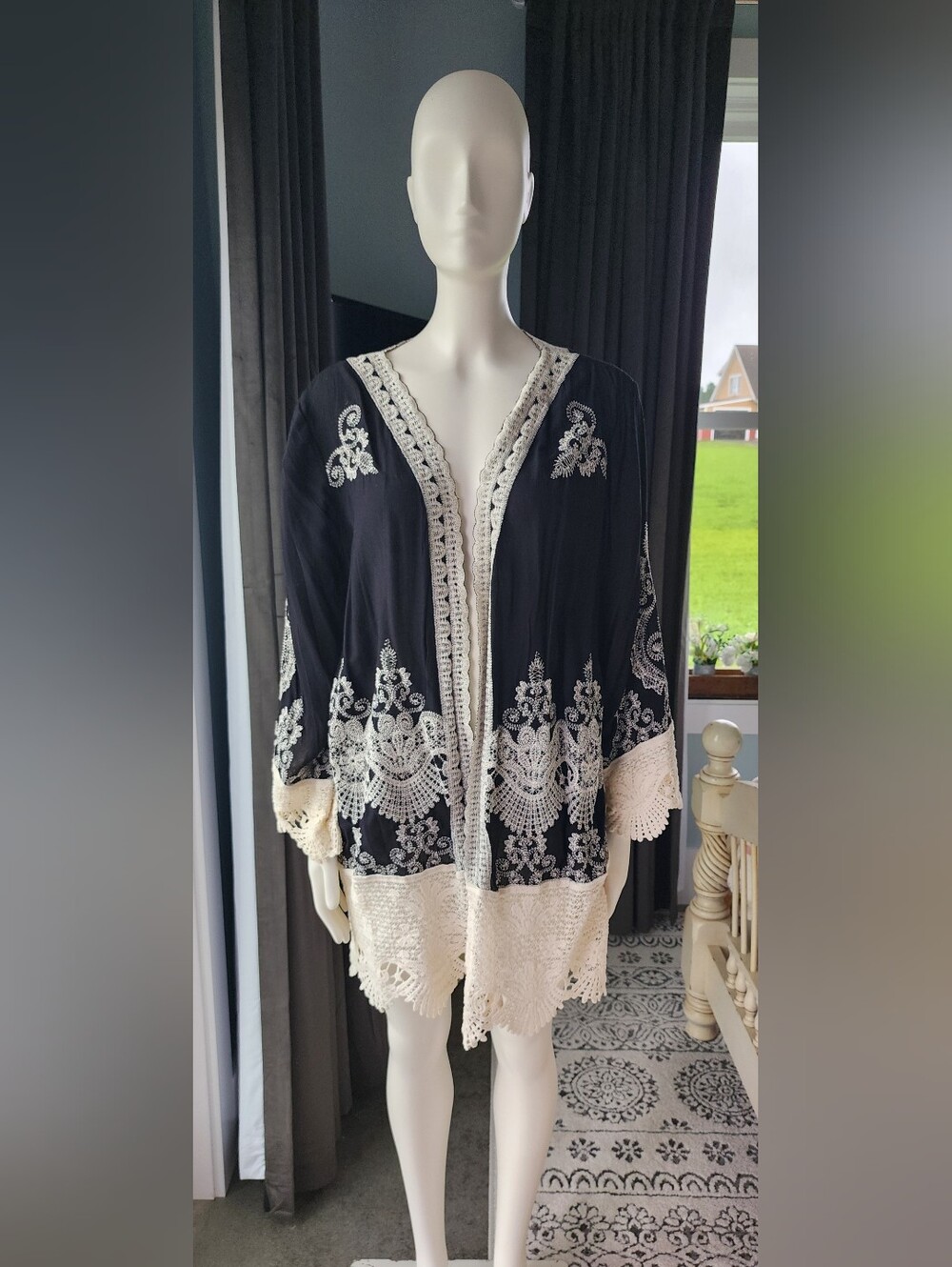 Solitaire Black and Cream Lace-Trimmed Open Cardigan Sz OS